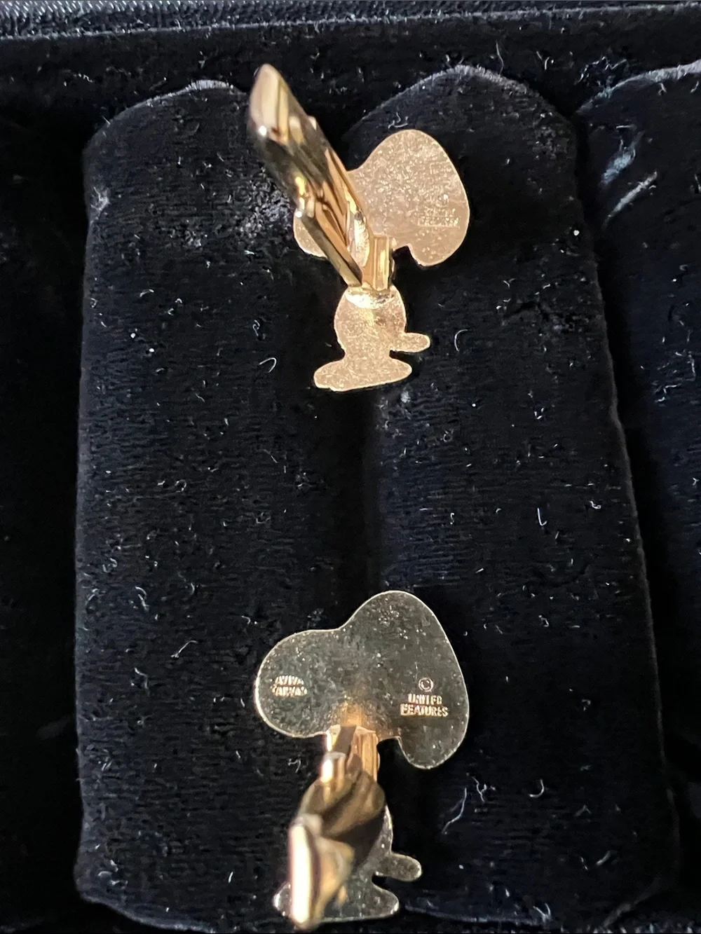 The image displays a pair of vintage Peanuts Snoopy tennis-themed cufflinks.